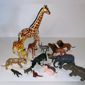 Lot of 18 wild/exotic animal figurines - mixed brands & sizes - some gems